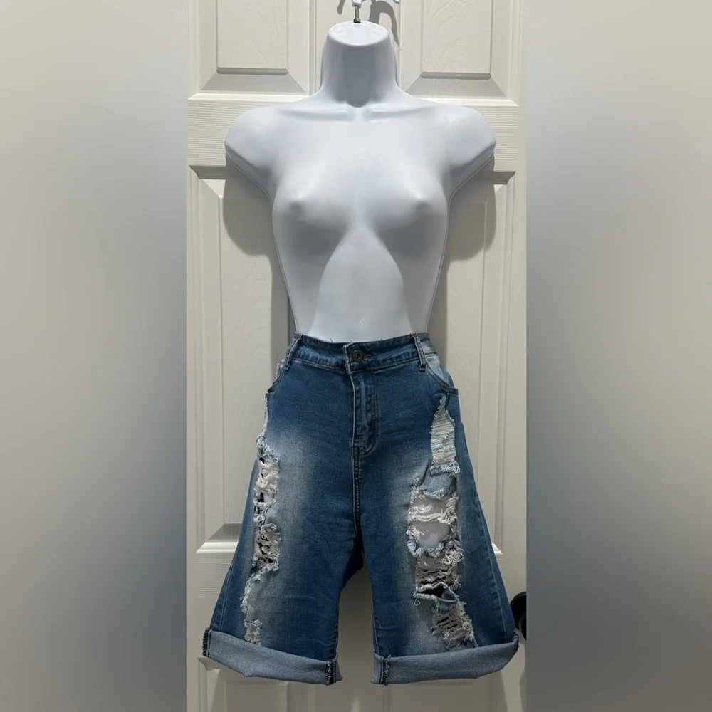 Distressed Cuffed Bermuda Jean Shorts – Light Wash, Size L